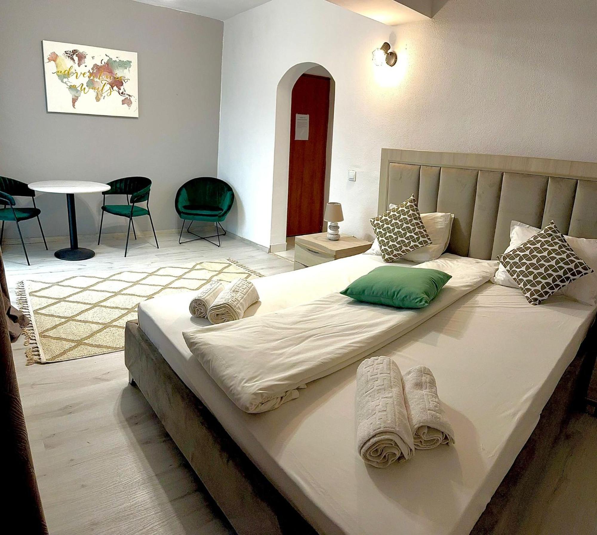 Hotel Green House Craiova Esterno foto