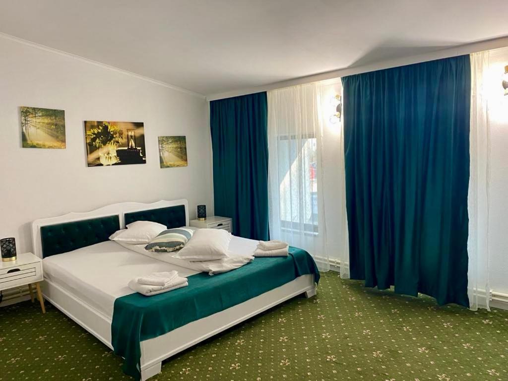 Hotel Green House Craiova Esterno foto